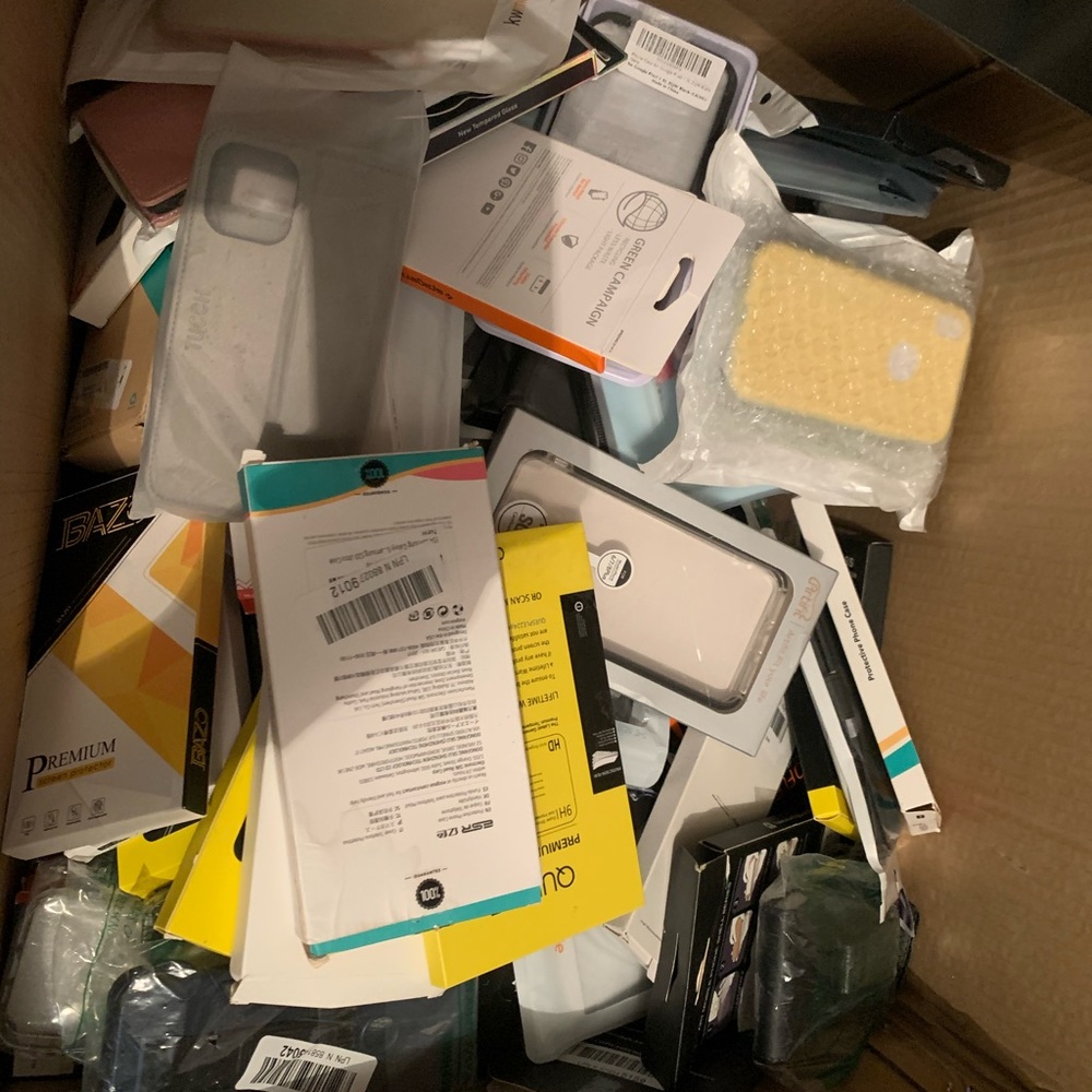 🆕 Lot 70 pcs cases and screen protector good for resale value (1000$)